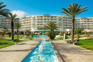 Blick auf das Resort vom Pool aus in der Unterkunft Iberostar Selection Royal El Mansour in Mahdia