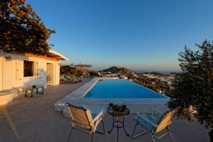 Bazén v ubytovaní Luxury Suites Poseidon alebo v jeho blízkosti