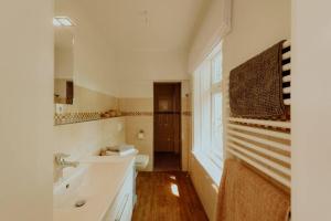 Koupelna v ubytování Landhaus Kurzenmoor - FeWo Sommerhaus, 100 qm + 55 fotografií