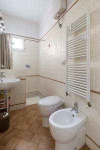 uma casa de banho branca com um WC e um lavatório em Cozy central apartment by Wonderful Italy em Bolonha
