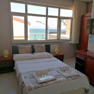 1 dormitorio con 1 cama y vistas al océano en Hotel Mudanya, en Mudanya