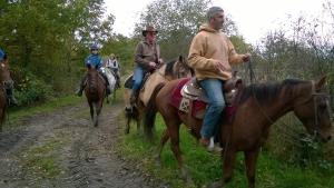 un groupe de personnes à cheval sur un chemin de terre dans l'établissement Petit gîte à la ferme des buttons, à Rosnay