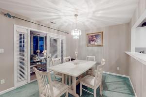 ein Esszimmer mit Tisch und Stühlen in der Unterkunft Sea Colony - 53010 Lakeshore in Bethany Beach