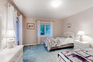 ein Schlafzimmer mit zwei Betten und einem Fenster in der Unterkunft Sea Colony - 53010 Lakeshore in Bethany Beach + 30 Fotos