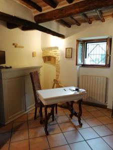 een keuken met een tafel en stoelen in een kamer bij Elisa affittacamere in Foligno