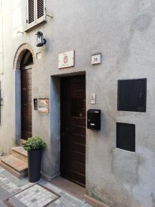 a building with a door and a sign on it at Elisa affittacamere in Foligno