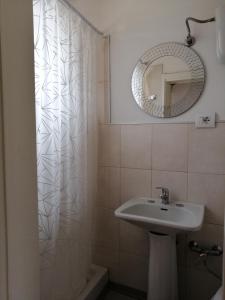een badkamer met een wastafel en een spiegel bij Elisa affittacamere in Foligno