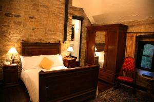 Uma cama ou camas num quarto em Kinnitty Castle Hotel