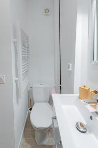 旺斯的住宿－Vence... un goût d'ailleurs，白色的浴室设有卫生间和水槽。
