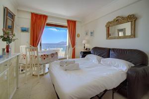 um quarto com uma cama e vista para o oceano em IMMOGROOM- Sea view - Center- AC- Front of the beaches em Cannes