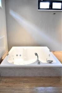 Koupelna v ubytování Korpa Deli Rooms SPA