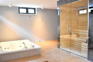 Koupelna v ubytování Korpa Deli Rooms SPA