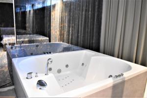 Koupelna v ubytování Korpa Deli Rooms SPA