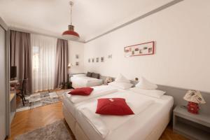 Llit o llits en una habitació de Boutique Hotel Goldenes Lamm Villach