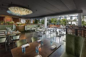 Hotel Haya في تامبا: مطعم فيه طاولات وكراسي في الغرفة