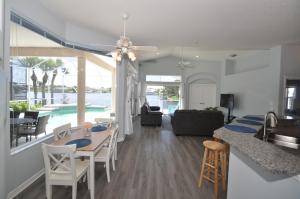 Χώρος καθιστικού στο Sunset Bay Beautiful Pool Home - Bring Your Boat or Jet Ski - Canal with Dock- Sleeps 10 - 4 BD