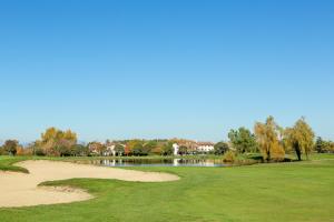 vista su un campo da golf con laghetto di Il Vivaio di Villa Grimani Morosini a Martellago