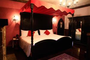 Uma cama ou camas num quarto em Kinnitty Castle Hotel