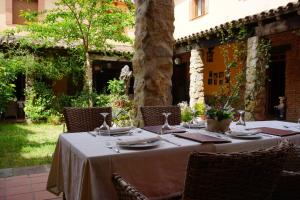 a table with plates and napkins on top at Hotel Rural Cerro Principe in La Garrovilla