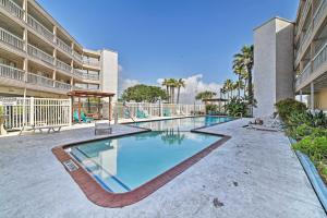 una piscina en medio de un edificio en Updated Front Beach Condo with Resort Amenities! en Corpus Christi