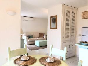 ゴルフォ・アランチにあるAppartamenti Begonia - Terza Spiaggiaのキッチン、リビングルーム(テーブル、椅子付)