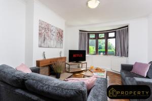 sala de estar con 2 sofás y TV en H C Property - Mountford - Contractors, Families and couples welcome en Durham