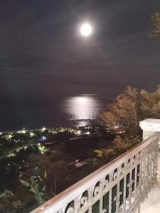 luna llena sobre el océano por la noche en La Casa Di Torre Di Palme en Marina Palmense