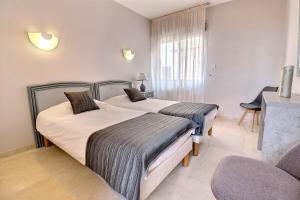 - une chambre avec un lit, une chaise et une fenêtre dans l'établissement Magnifique appartement vue mer, à Valras-Plage