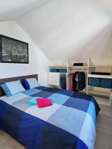 1 dormitorio con 1 cama grande de color azul y blanco en Hebergeneve La belle vie, en Gex