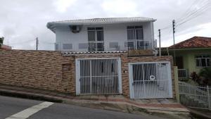 a brick house with gates on the side of it at Apto compacto em Floripa-continente in Florianópolis