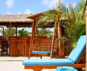 een veranda met stoelen en een prieel bij My Own Paradise Resort Bonaire in Kralendijk