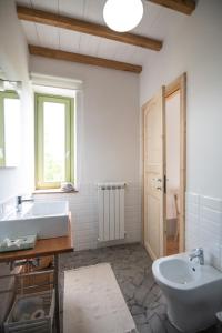 La salle de bains est pourvue d'un lavabo, d'une baignoire et de toilettes. dans l'établissement Villa A Casa di Giovanni, à Acquapendente