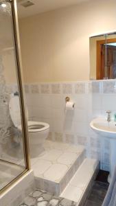 Bathroom sa Hollingworth Lake Guest House Room Only Accommodation