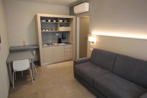 A kitchen or kitchenette at Persea mare appartamenti