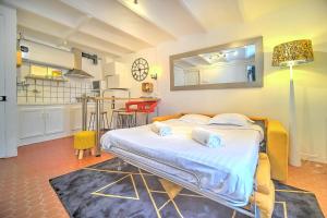1 dormitorio con cama, mesa y cocina en IMMOGROOM - Cosy - City center - AC, en Cannes