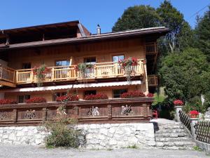 een huis met bloembakken op het balkon bij Bauernhof Waldesruh in Tannheim
