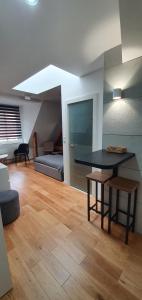 ein Wohnzimmer mit einem Tisch und einem Sofa in der Unterkunft Apartament Vilda in Posen
