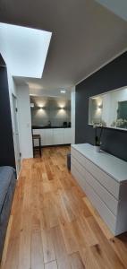 salon z drewnianą podłogą i białą komodą w obiekcie Apartament Vilda w Poznaniu