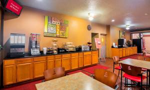 Příslušenství pro přípravu čaje a kávy v ubytování Red Roof Inn Lubbock