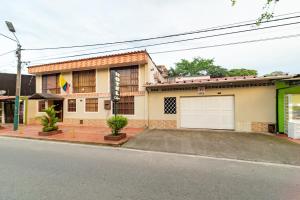 een huis met een garage in een straat bij Hotel Ayenda Eclipse 1706 in Villavicencio