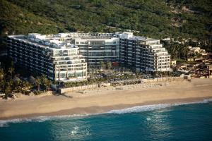 una vista aérea de un complejo en la playa en Garza Blanca Resort & Spa Los Cabos, en Cabo San Lucas