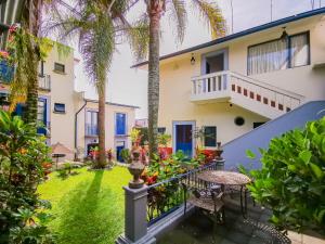 - une vue depuis le balcon d'une maison avec des palmiers dans l'établissement Posada del Cafeto, à Xalapa