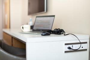 a laptop computer sitting on top of a white desk at InterContinental San Diego by IHG in San Diego +101 photos
