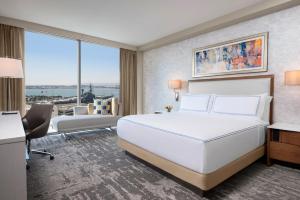 - une chambre avec un grand lit blanc et une grande fenêtre dans l'établissement InterContinental San Diego, an IHG Hotel, à San Diego