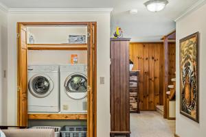 eine Waschküche mit Waschmaschine und Trockner in der Unterkunft Cozy one bedroom with privacy - Community beach access in Sandpoint