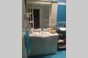 un baño con lavabo y espejo en luxury's villas, en Villacarrillo 15 fotos más