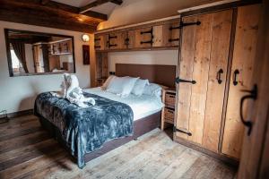 1 dormitorio con 1 cama y suelo de madera en South Causey Inn, en Stanley