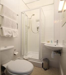 Koupelna v ubytování The Paragon - Guest Accommodation + 34 fotografií