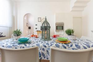 una sala da pranzo con tavolo e sedie blu e bianco di Dimora Tipica Ferrarese a Ferrara