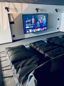 TV a/nebo společenská místnost v ubytování Thruster - Rooms, Kitchen, Chill-Out Zone-Netflix, Lobby-Netflix + 37 fotografií